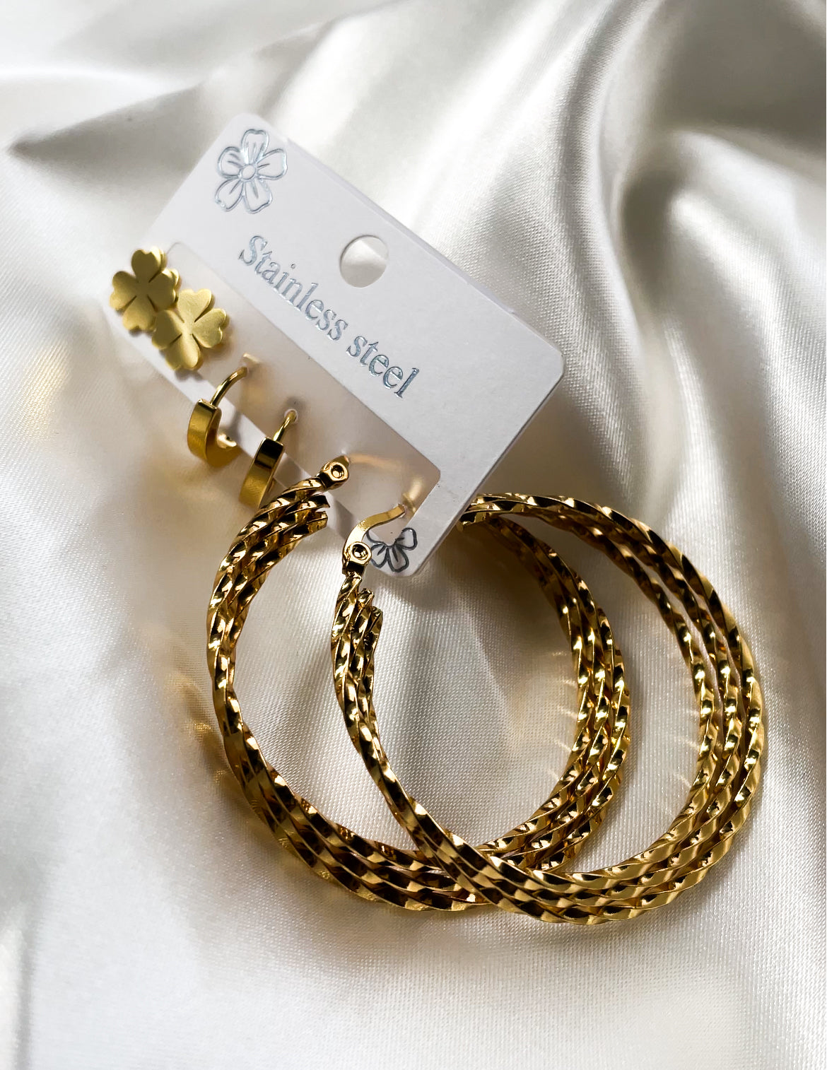 Ensemble des boucles d'oreilles de motifs mixte