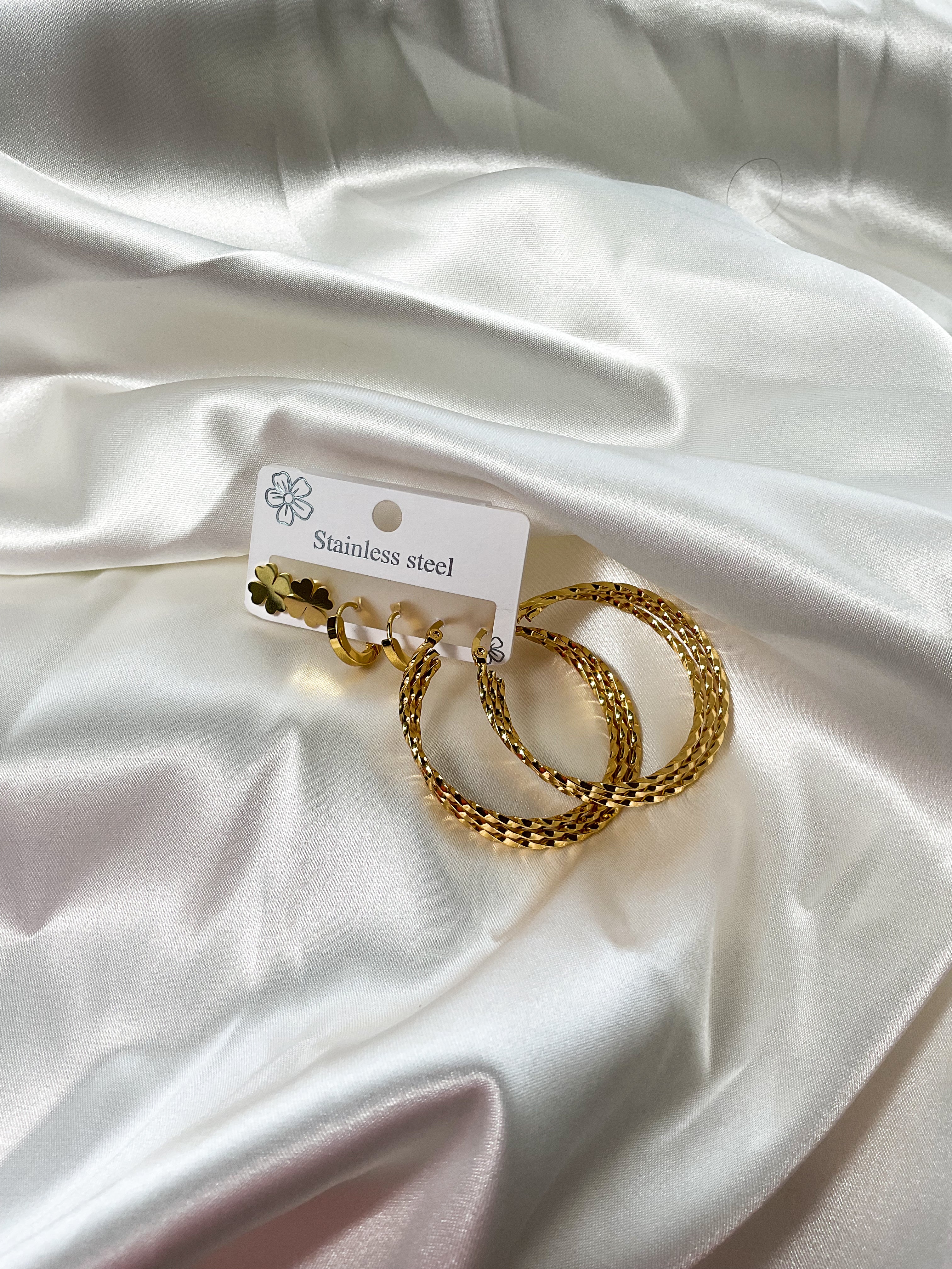 Ensemble des boucles d'oreilles de motifs mixte